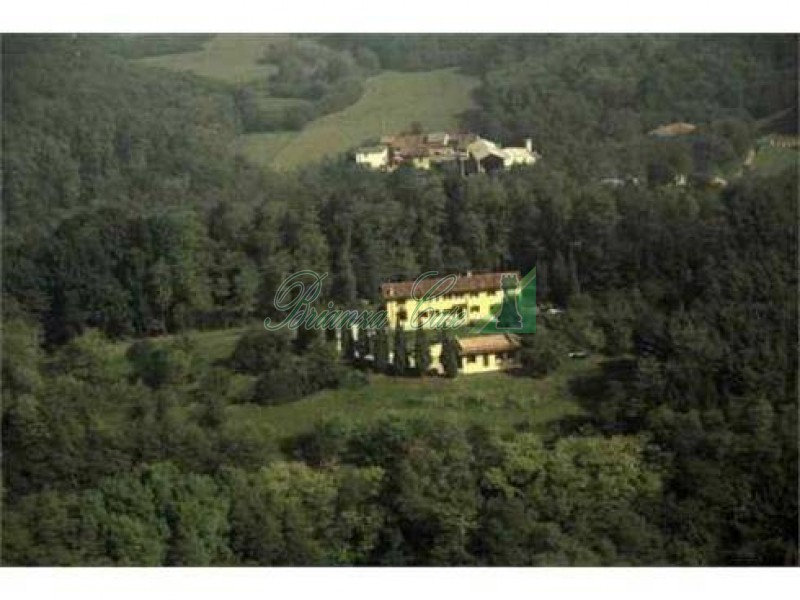 Triuggio Casale con parco privato di 65.800 mq